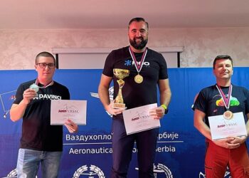 Vrščanin Dragan Popov pobednik prvog kola lige Srbije u preciznom sletanju paraglajderom