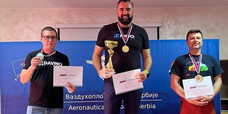 Vrščanin Dragan Popov pobednik prvog kola lige Srbije u preciznom sletanju paraglajderom