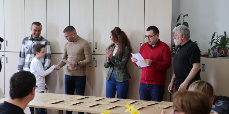 Diplome sa šahovskih takmičenja uručene učenicima osnovnih škola