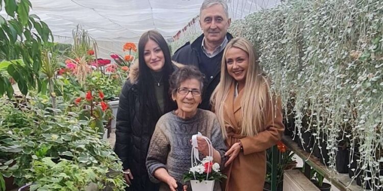 Aktivisti SNS posetili Vrščanke koje su tokom života ostavile trag u zajednici