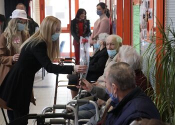 Poverenica SNS Vršac Dragana Mitrović obradovala dame u Gerontološkom centru