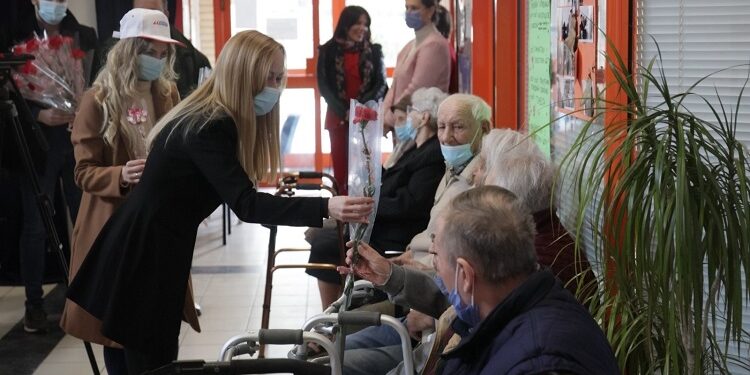 Poverenica SNS Vršac Dragana Mitrović obradovala dame u Gerontološkom centru