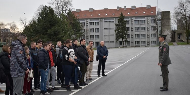 Učenici iz Vršca posetili Vojnu akademiju