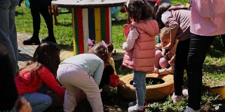 Volonteri Udruženja „Iz principa“ i deca sadili cveće u vrtićima i ŠOSO Jelena Varjaški