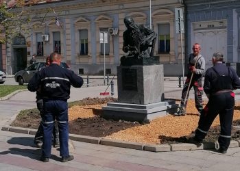 Završni radovi pred otvaranje spomenika Nikiti Tolstoju u Ruskom parku