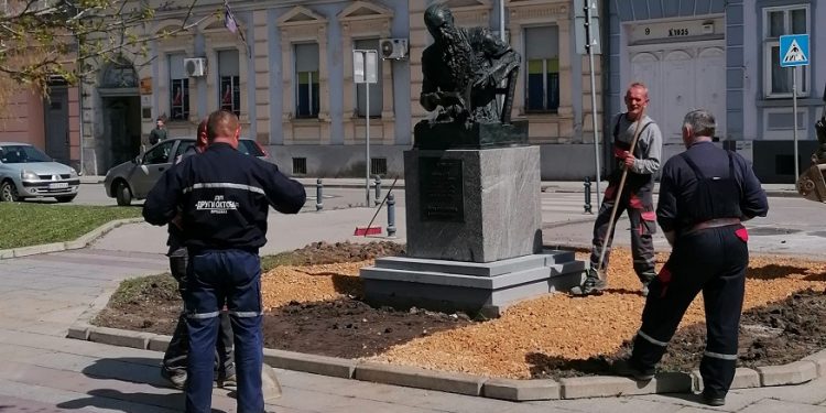Završni radovi pred otvaranje spomenika Nikiti Tolstoju u Ruskom parku