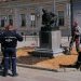 Završni radovi pred otvaranje spomenika Nikiti Tolstoju u Ruskom parku