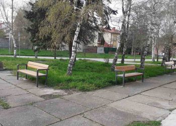 Centar u Nikolincima ulepšan novim parkovskim mobilijarom