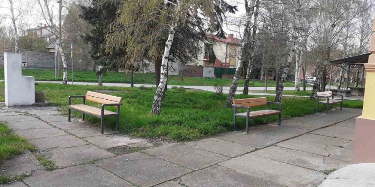 Centar u Nikolincima ulepšan novim parkovskim mobilijarom