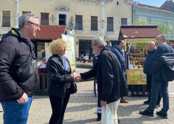 Aktivisti SNS razgovarali sa građanima na Sajmu cveća i meda