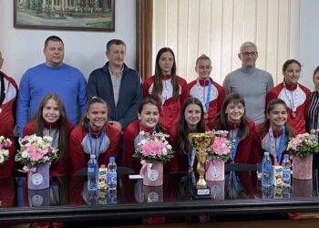 Predsednik Jovan Repac ugostio žensku futsal ekipu OŠ Dositej Obradović