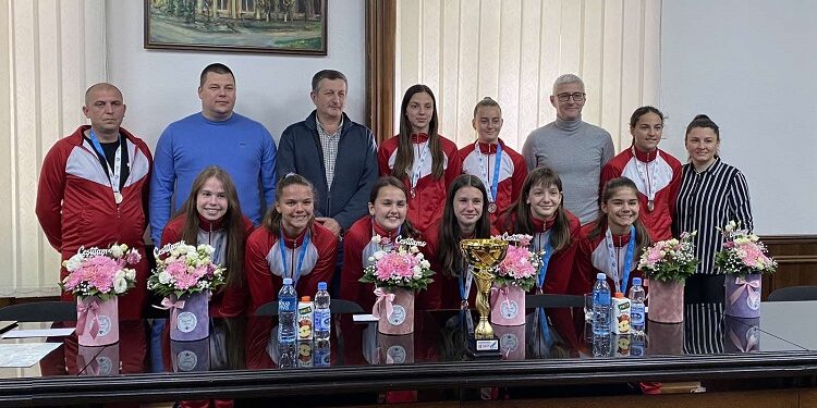 Predsednik Jovan Repac ugostio žensku futsal ekipu OŠ Dositej Obradović