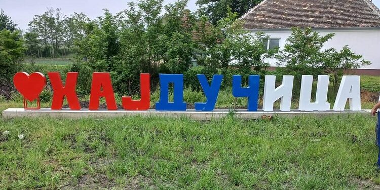 Hajdučica: Nastavak uređenja javnih površina i postavljanje ukrasnih slova