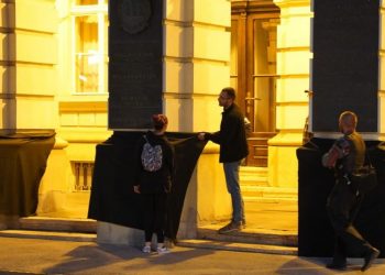 Vandali iz opozicije i na Dan žalosti oskrnavili Gradsku kuću (FOTO)
