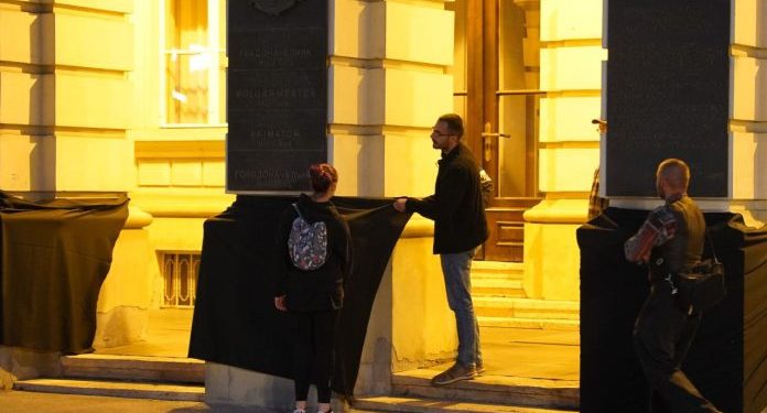 Vandali iz opozicije i na Dan žalosti oskrnavili Gradsku kuću (FOTO)
