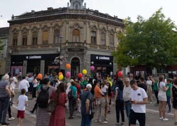 Manifestacija „Zajedničkim koracima u srećno roditeljstvo“ održana u centru Vršca