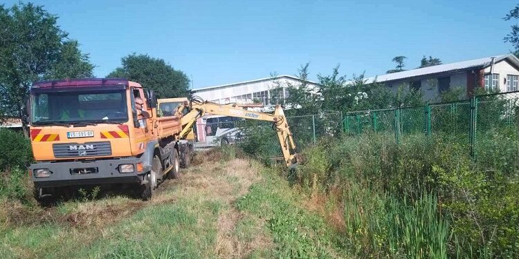 JKP „Drugi oktobar“ čisti kanale širom grada