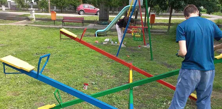 Inicijativa mladih: Uređuju se dečja igrališta u Hajdučici