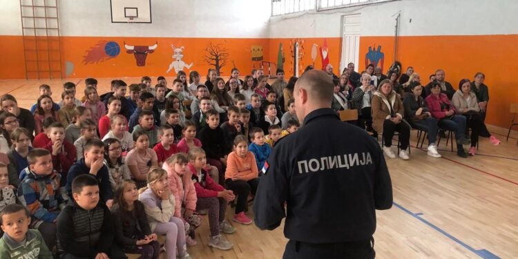 Plandište: Organizovana tribina “Bezbedno korišćenje interneta i društvenih mreža”