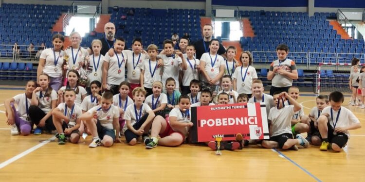 Turnir u mini rukometu u Vršcu okupio više od 250 učesnika