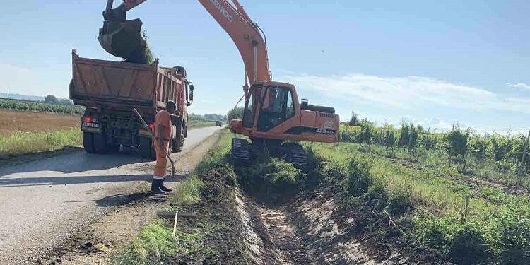 Očišćeni kanali uz kolovoz ka Malom Središtu