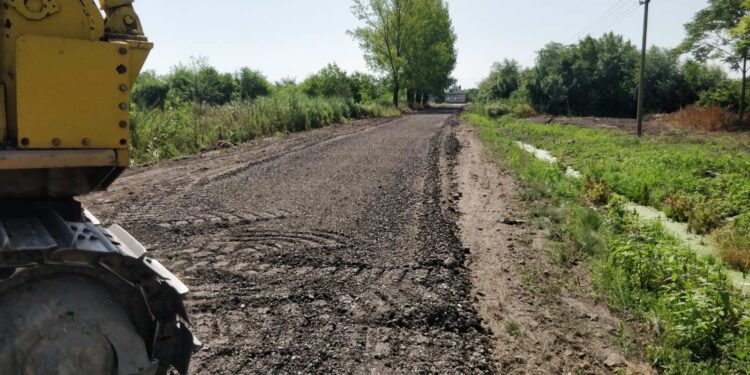 Radovi na pošljunčavanju ulica u Baricama