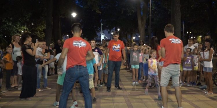 Haos animatori nastupaju u Gradskom parku u Beloj Crkvi