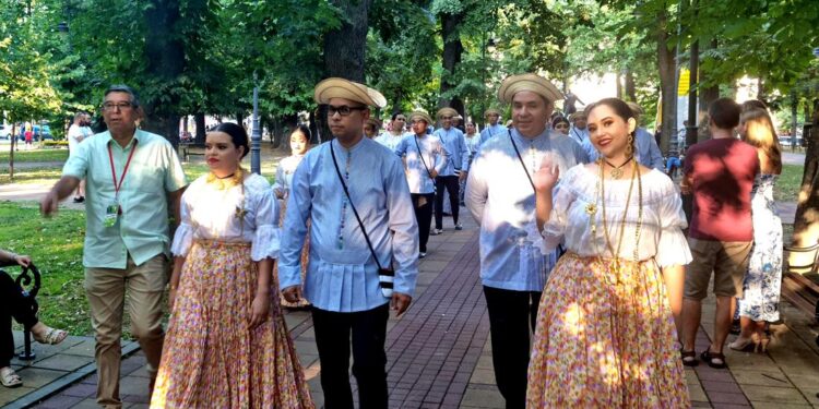 Raskošne nošnje, narodne igre i pesme na festivalu “Lepota različitosti”