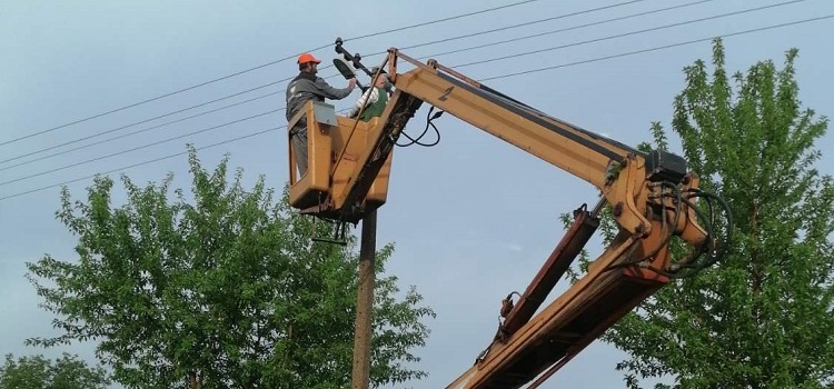 Veliko nevreme pogodilo Opštinu Plandište, olujni vetar čupao stabla, delovi naselja još uvek bez struje