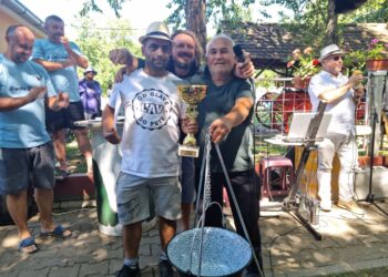 Veliki broj kotlića i posetilaca na “Paprikašijadi” u Češkom Selu