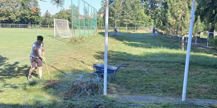 Meštani Hajdučice udruženi u radnoj akciji uređenja sportskih igrališta