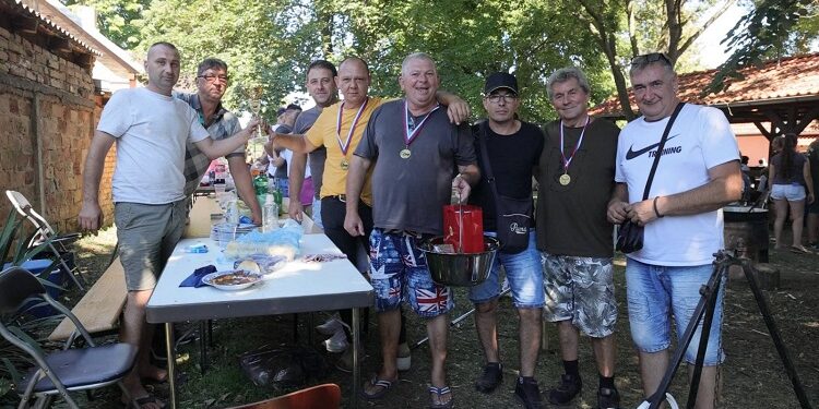 Kad lovci zaprže: Svake godine sve više učesnika i posetilaca na kuvanju gulaša u Šušari
