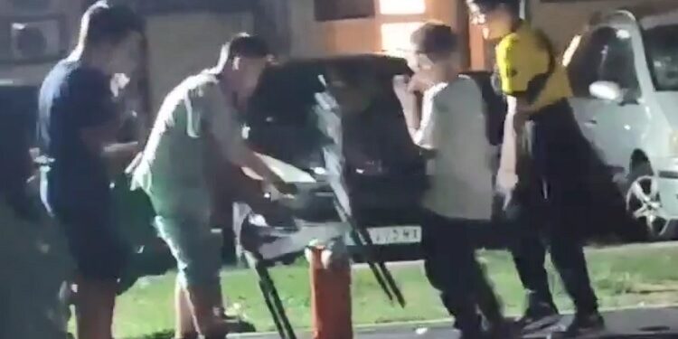 Tužna slika naše budućnosti: Deca u Vršcu uništavaju igralište (VIDEO)