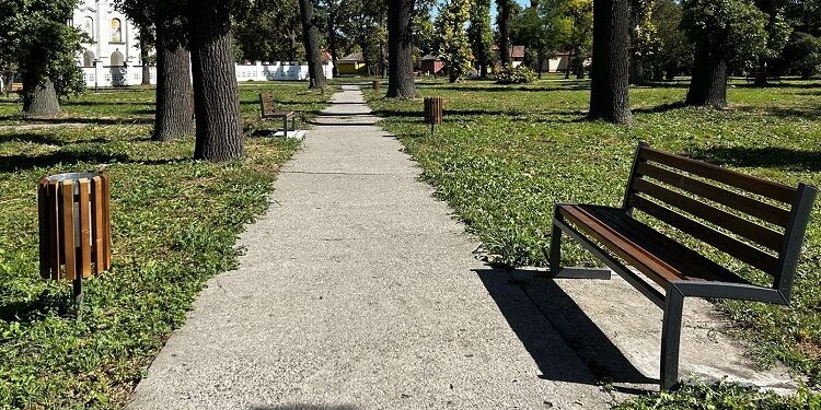 Odgovorili na zahtev dece i roditelja: Novi parkovski mobilijar u Alibunaru