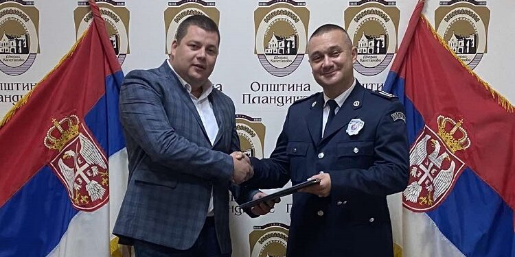 Predsednik Opštine Plandište uručio vrednu opremu Policijskoj stanici