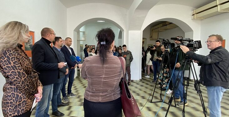 Otvorena izložba učeničkih radova „Osećam, zapažam, beležim“