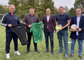 Dejan Santrač uručio vrednu sportsku opremu FK Hajdučica