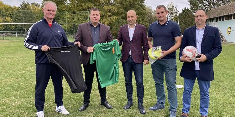 Dejan Santrač uručio vrednu sportsku opremu FK Hajdučica