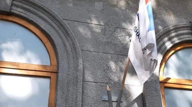 Kojim to državljanima Srbije smeta srpska zastava? SNS se oglasio povodom sramnog uništavanja državnih obeležja na objektu u Senti