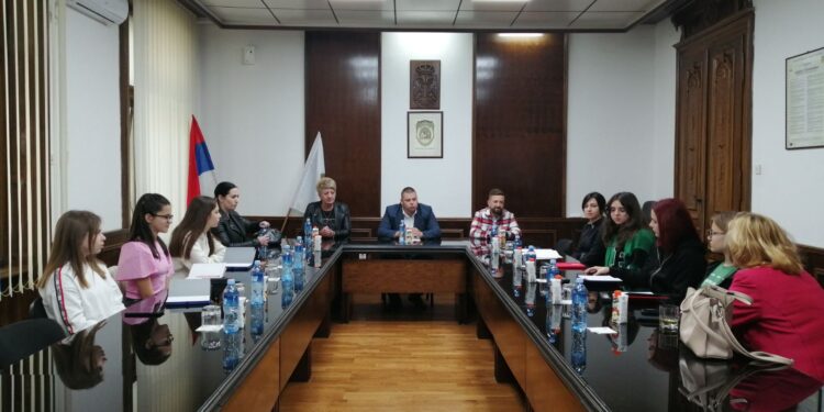 Predstavnici učeničkog parlamenta Plandišta posetili lokalnu samoupravu