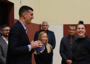 Marko Kešelj i Dragana Mitrović uručili opremu sportskim klubovima u Vršcu i Uljmi