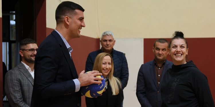 Marko Kešelj i Dragana Mitrović uručili opremu sportskim klubovima u Vršcu i Uljmi