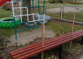 Postavljene klupe na dečjim igralištima u Hajdučici