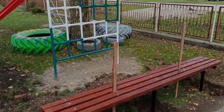 Postavljene klupe na dečjim igralištima u Hajdučici