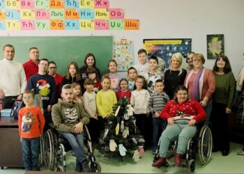 Jelka drugarstva okićena u vršačkoj školi „Paja Jovanović“
