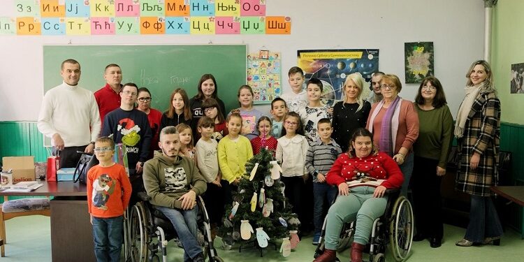 Jelka drugarstva okićena u vršačkoj školi „Paja Jovanović“