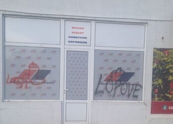 Grafitima ka nasilju: Promoteri mržnje u Banatskom Karlovcu pokazali svoje pravo lice