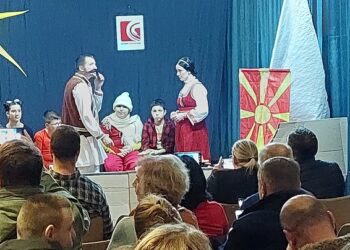 U KC Vršac odigrana dvojezična predstava „So kajče niz Makedonija“