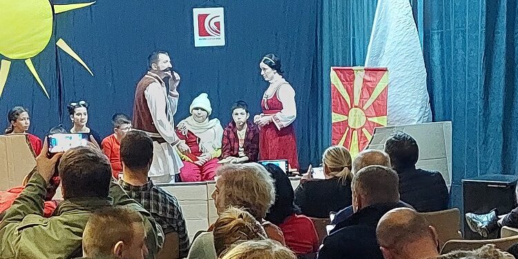 U KC Vršac odigrana dvojezična predstava „So kajče niz Makedonija“