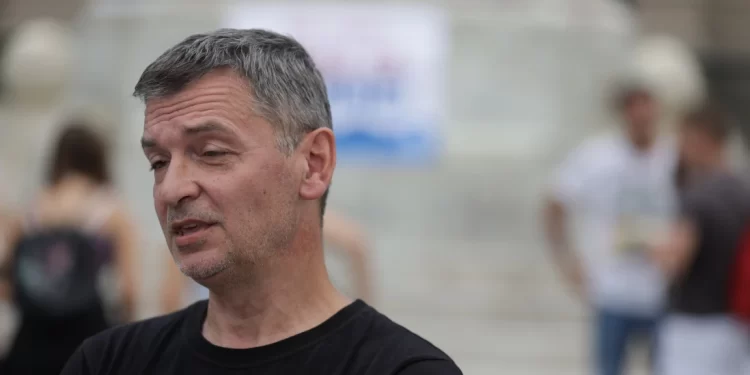 Došao i glavni nasilnik! Ćuta blokira saobraćaj u Birčaninovoj!